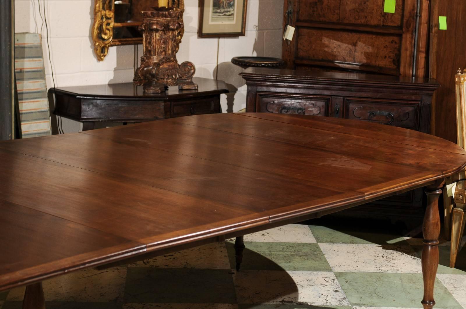 19th Century French Walnut Extension Dining Table, circa 1830 4