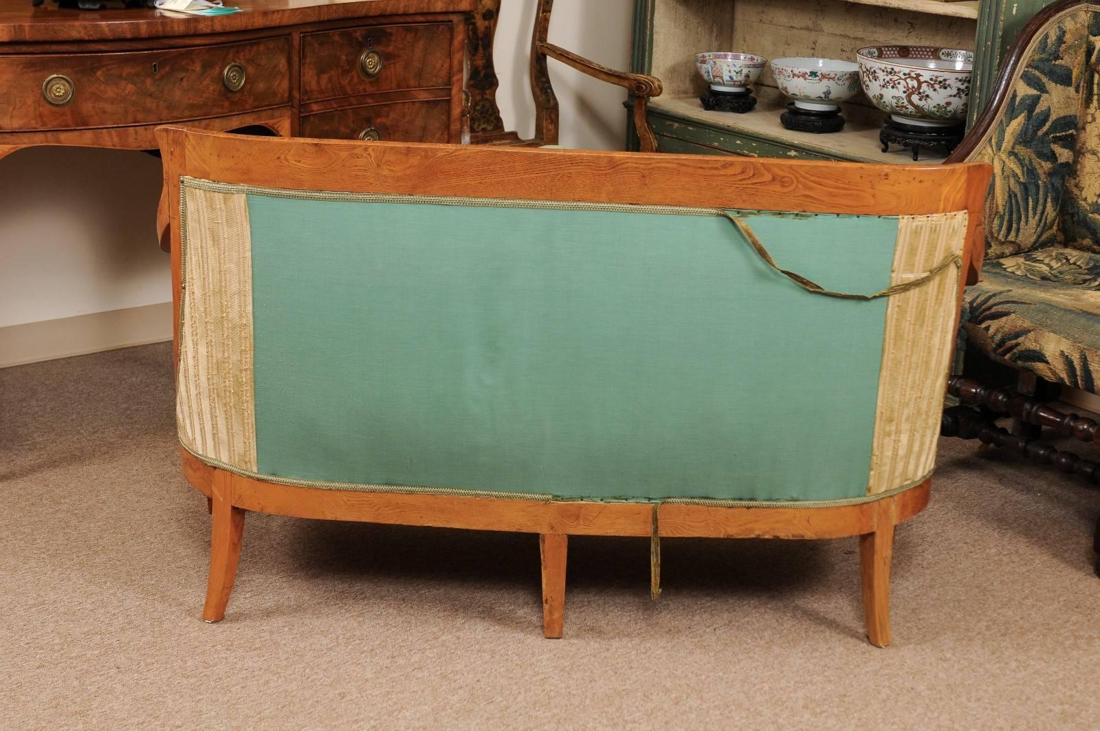 Sillón Biedermeier de principios del XIX con brazos en volutas y respaldo curvado en madera de abedul siglo XIX en venta