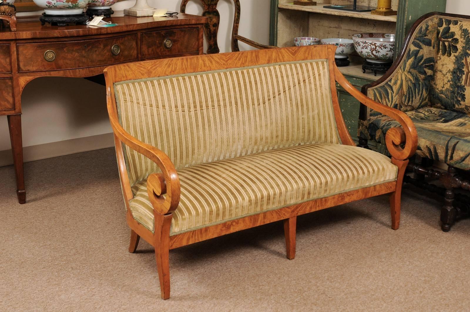 Early 19th Biedermeier Settee with Scroll Arms and Curved Back in Birch Wood In Good Condition For Sale In Atlanta, GA