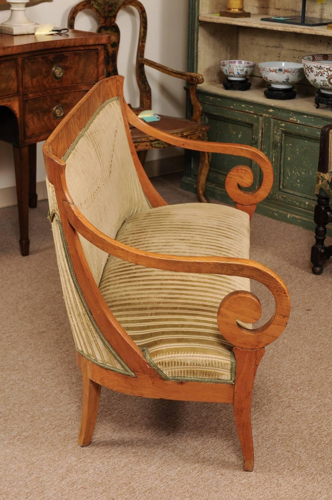 Early 19th Biedermeier Settee with Scroll Arms and Curved Back in Birch Wood For Sale 1