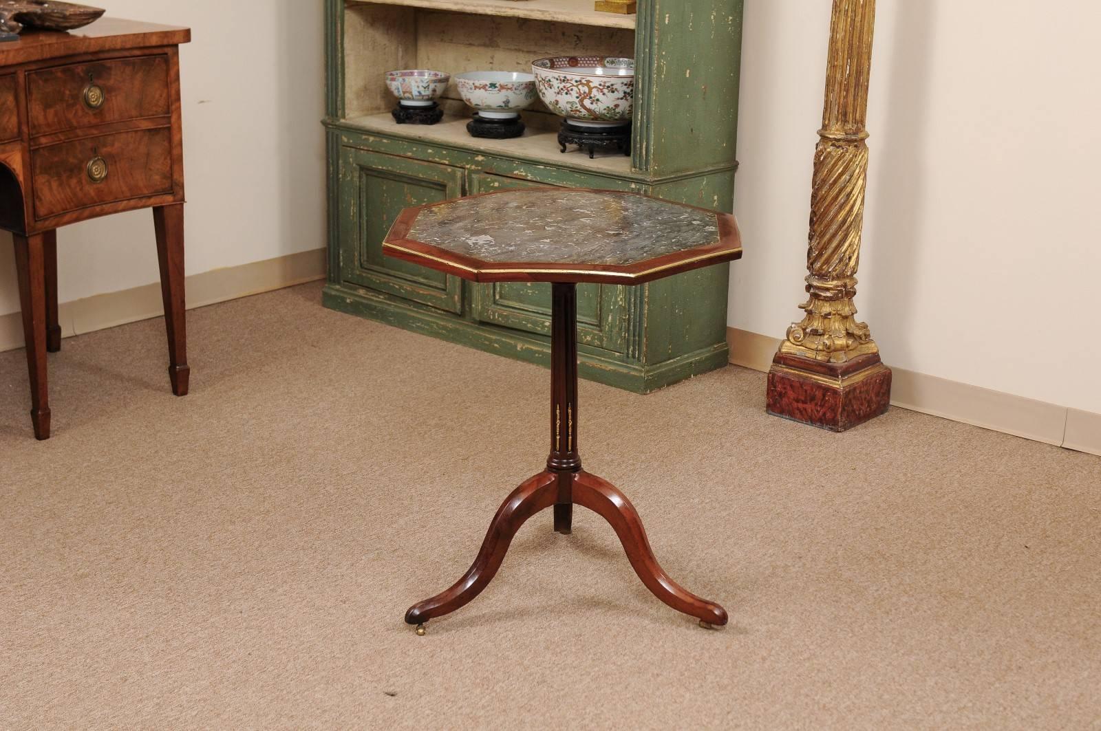 Early 19th Century Octagonal Tilt-Top in Mahogany on Tripod Base In Good Condition In Atlanta, GA