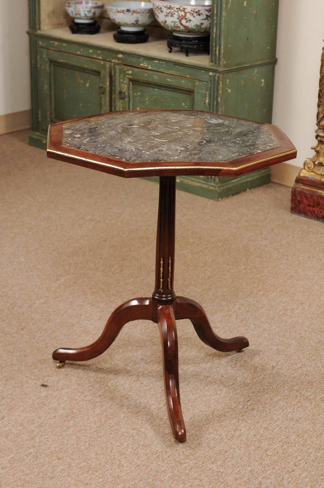 Early 19th Century Octagonal Tilt-Top in Mahogany on Tripod Base 2