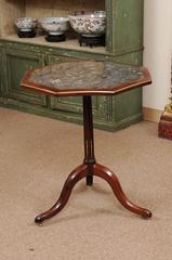 Early 19th Century Octagonal Tilt-Top in Mahogany on Tripod Base