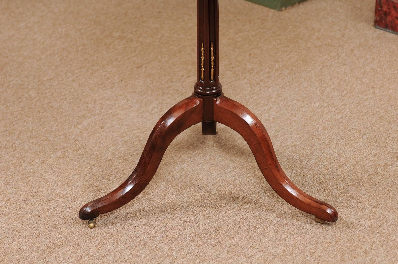 Early 19th Century Octagonal Tilt-Top in Mahogany on Tripod Base 3