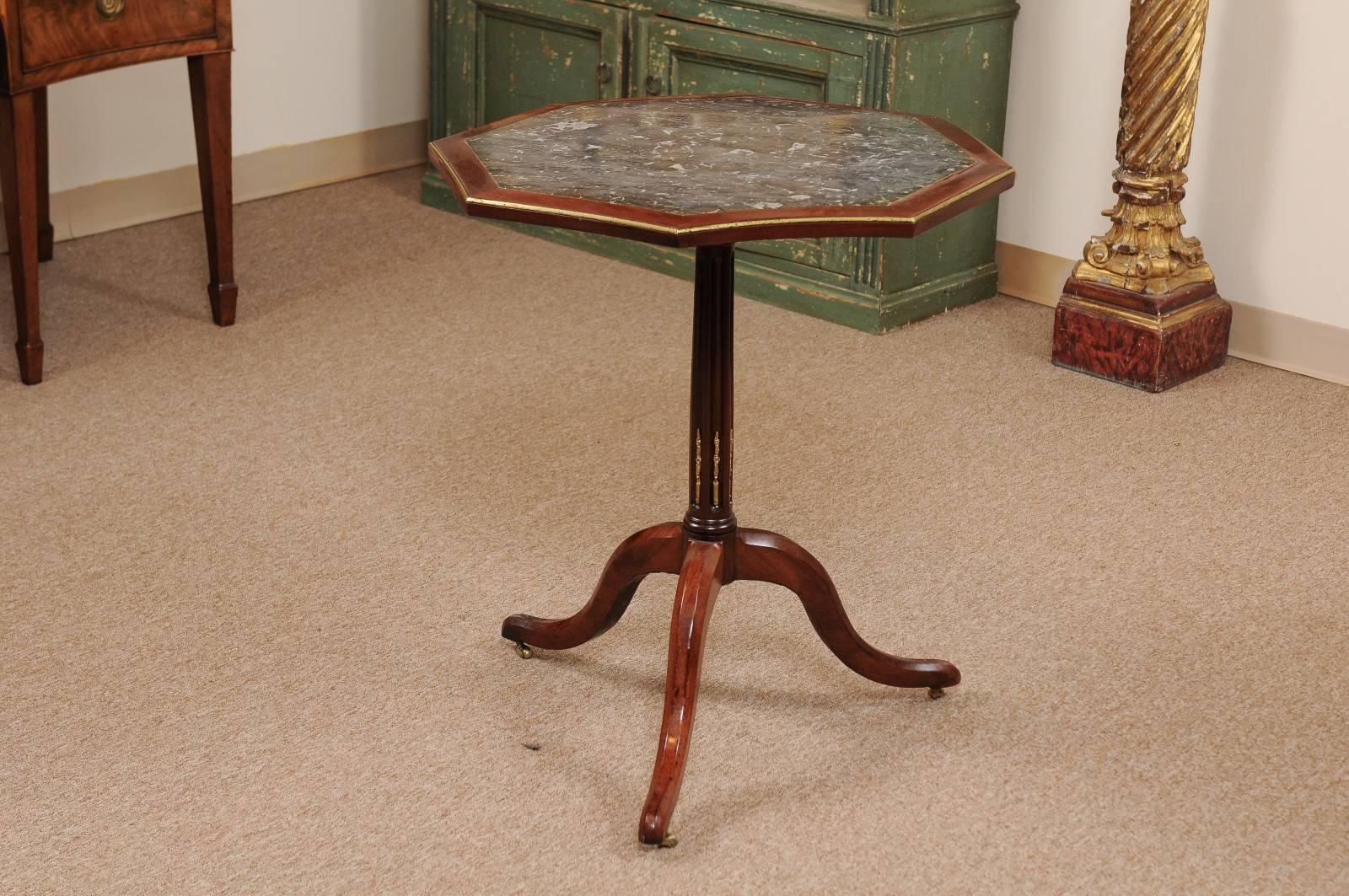 Early 19th Century Octagonal Tilt-Top in Mahogany on Tripod Base 4