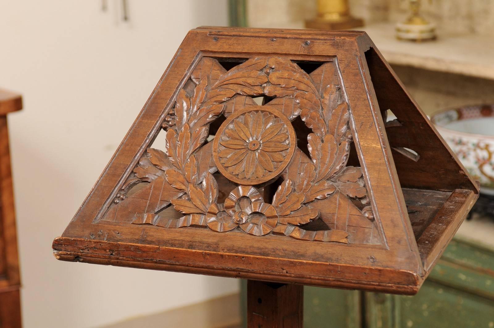 18th Century French Louis XVI Carved Walnut Duet Music Stand In Good Condition In Atlanta, GA