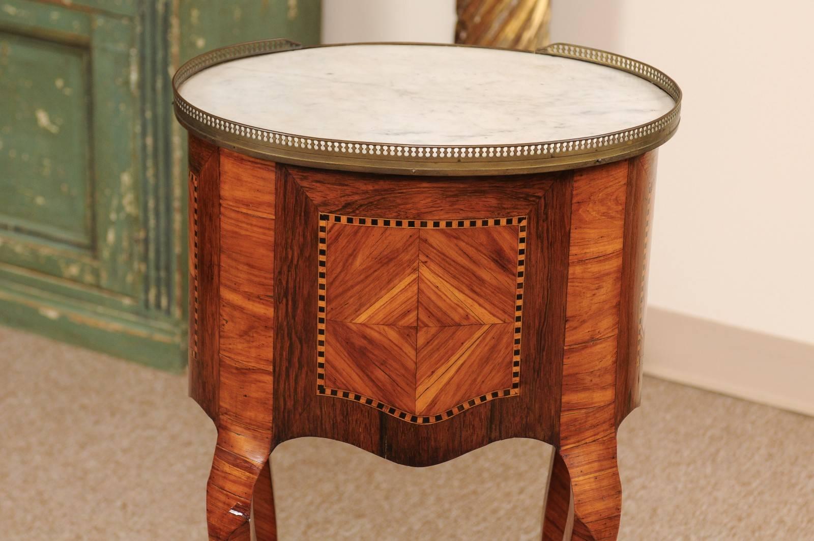 19th Century French Inlaid Tulipwood Chevet with Oval White Marble Top For Sale 4