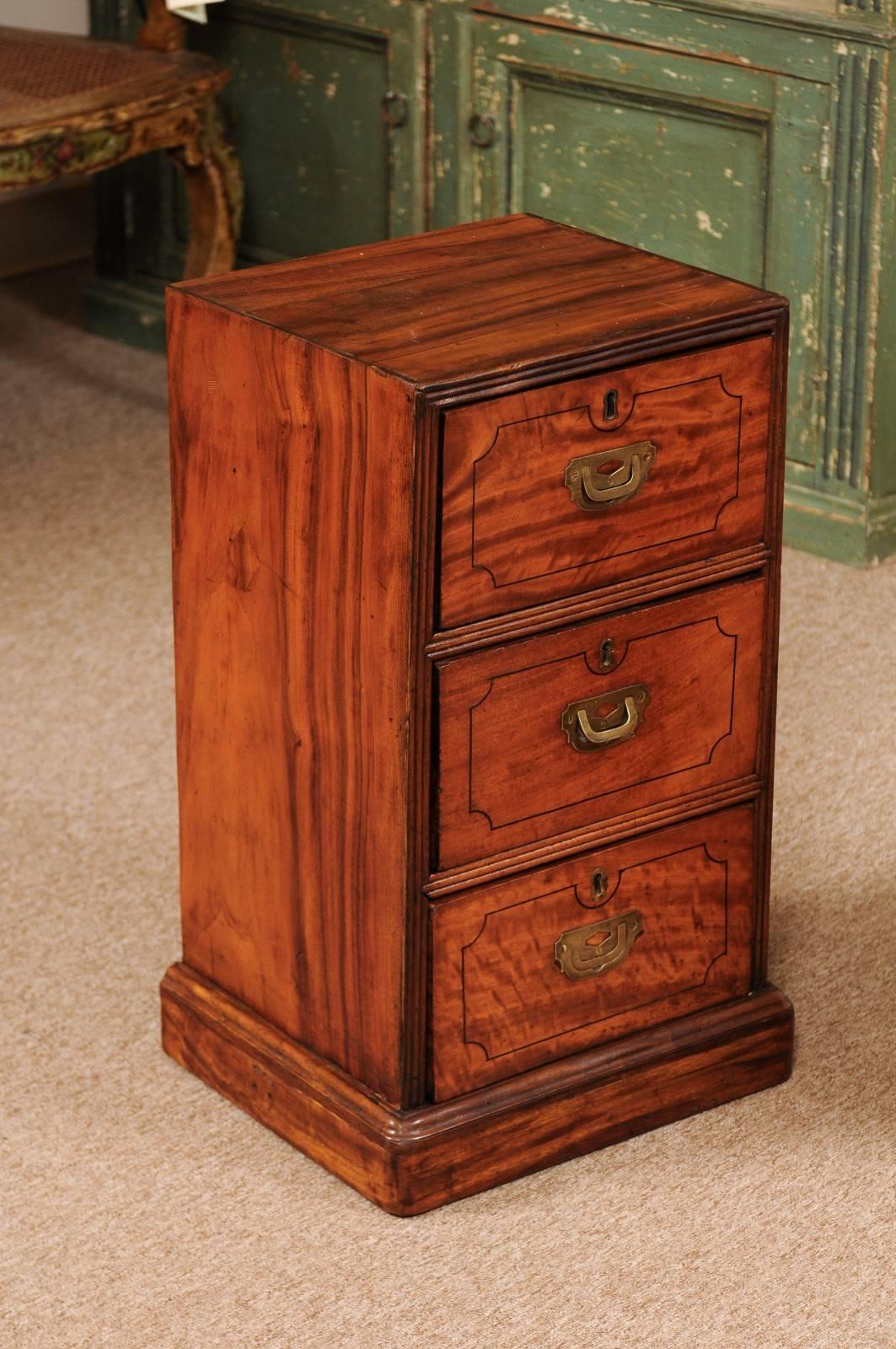 Pair of Campaign Style Bedside Tables in Mahogany with Three Drawers In Good Condition In Atlanta, GA