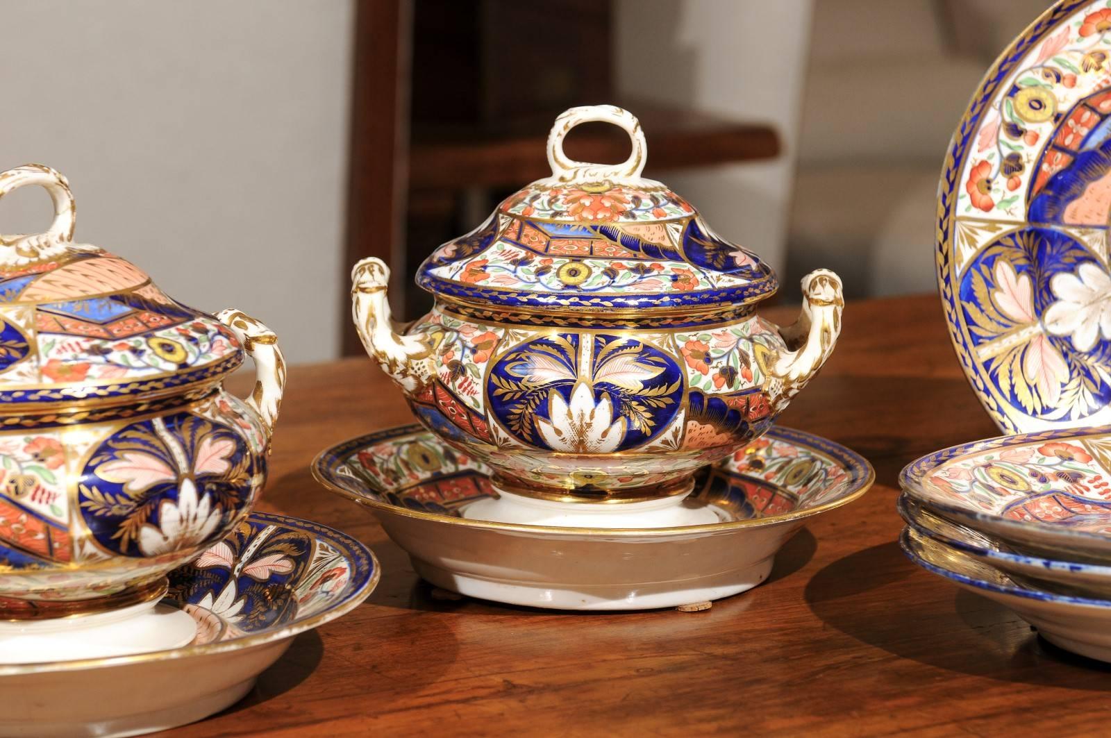 Pair of Derby Sauce Tureens w/ Lid & Underplate and 4 Plates, England 19th Cent In Good Condition For Sale In Atlanta, GA