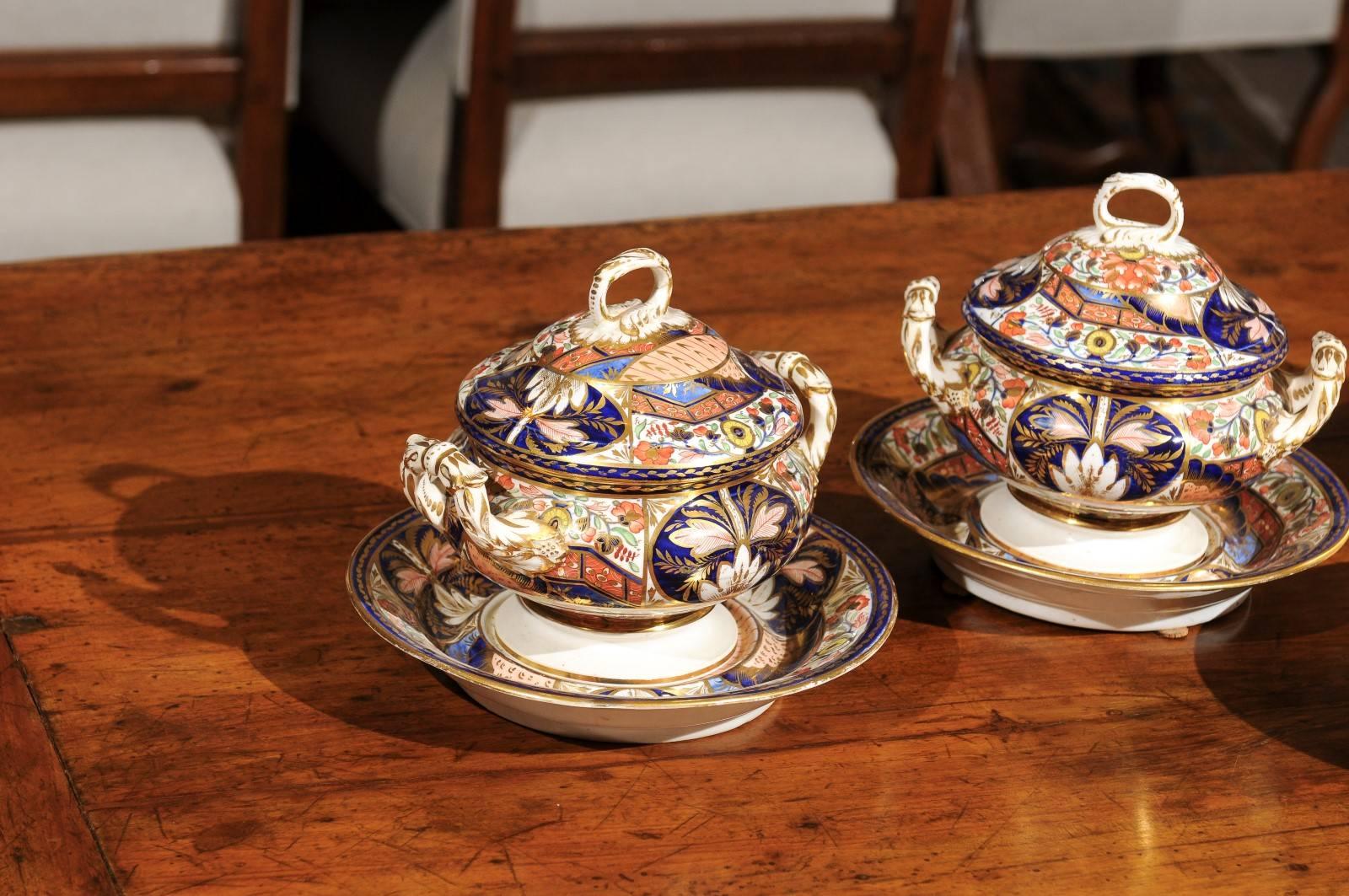 19th Century Pair of Derby Sauce Tureens w/ Lid & Underplate and 4 Plates, England 19th Cent For Sale