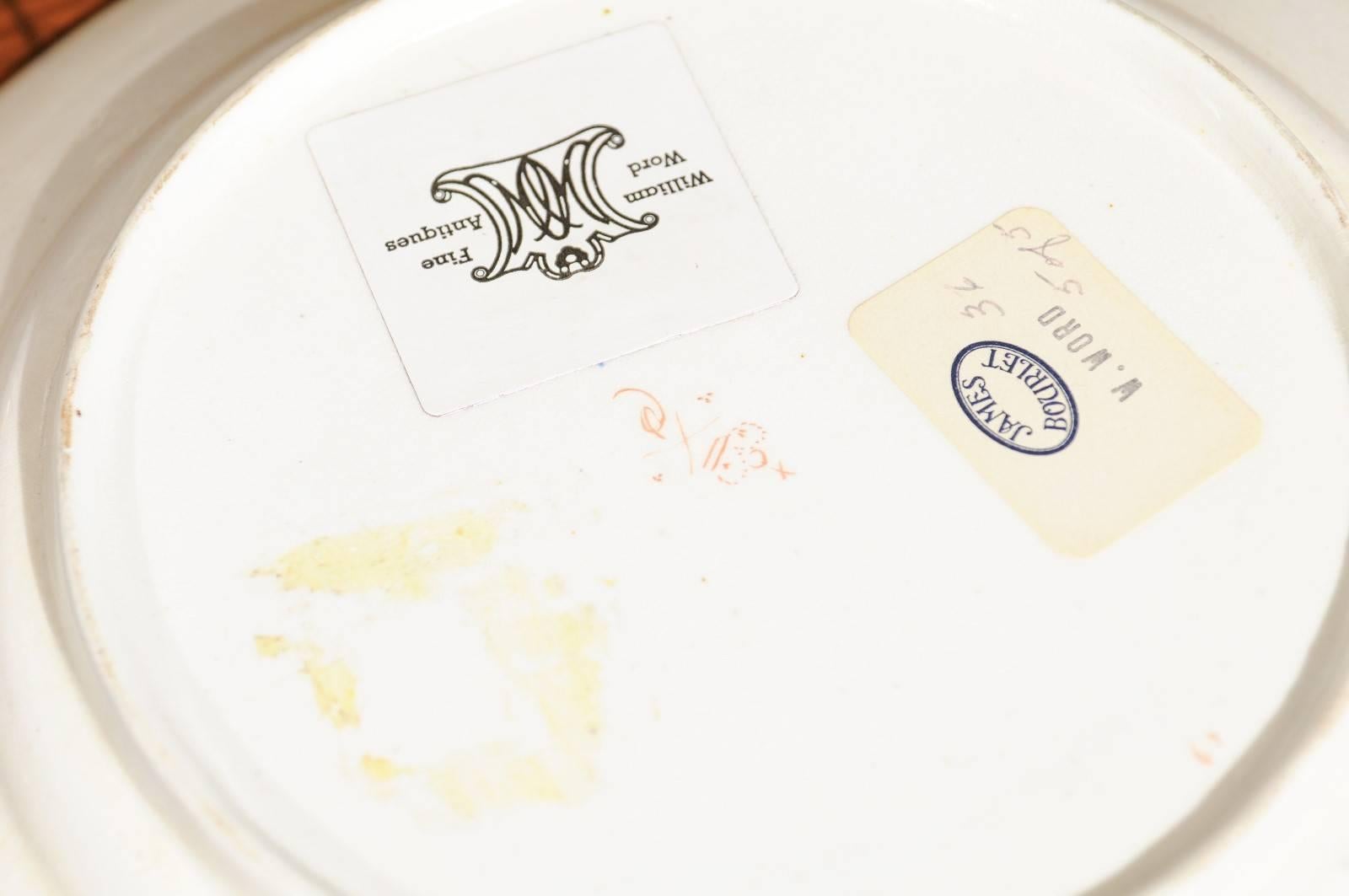 Porcelaine Paire de soupières à sauce Derby avec couvercle et sous-assiette et 4 assiettes, Angleterre, 19ème siècle en vente