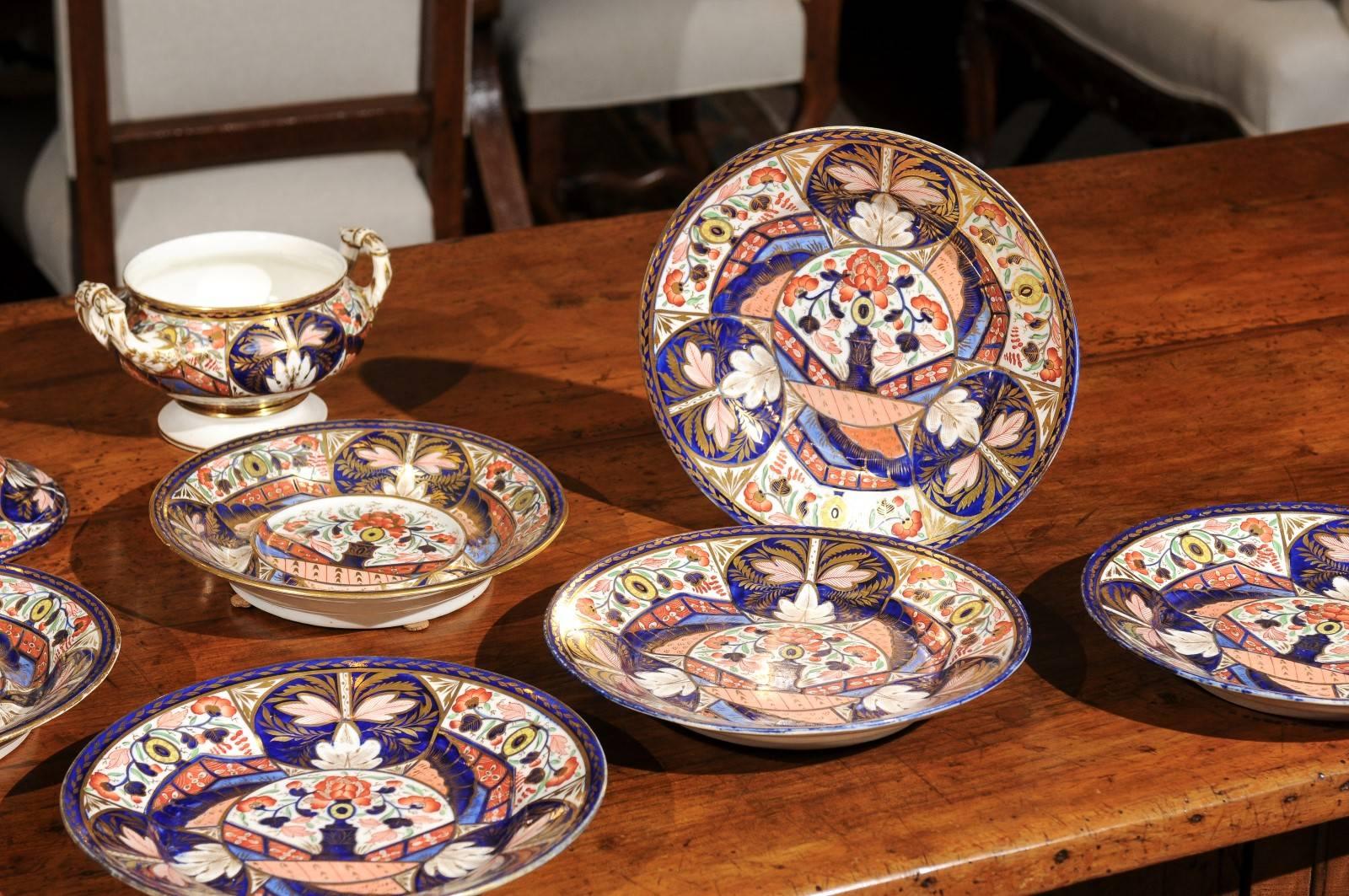 Paire de soupières à sauce Derby avec couvercle et sous-assiette et 4 assiettes, Angleterre, 19ème siècle en vente 4