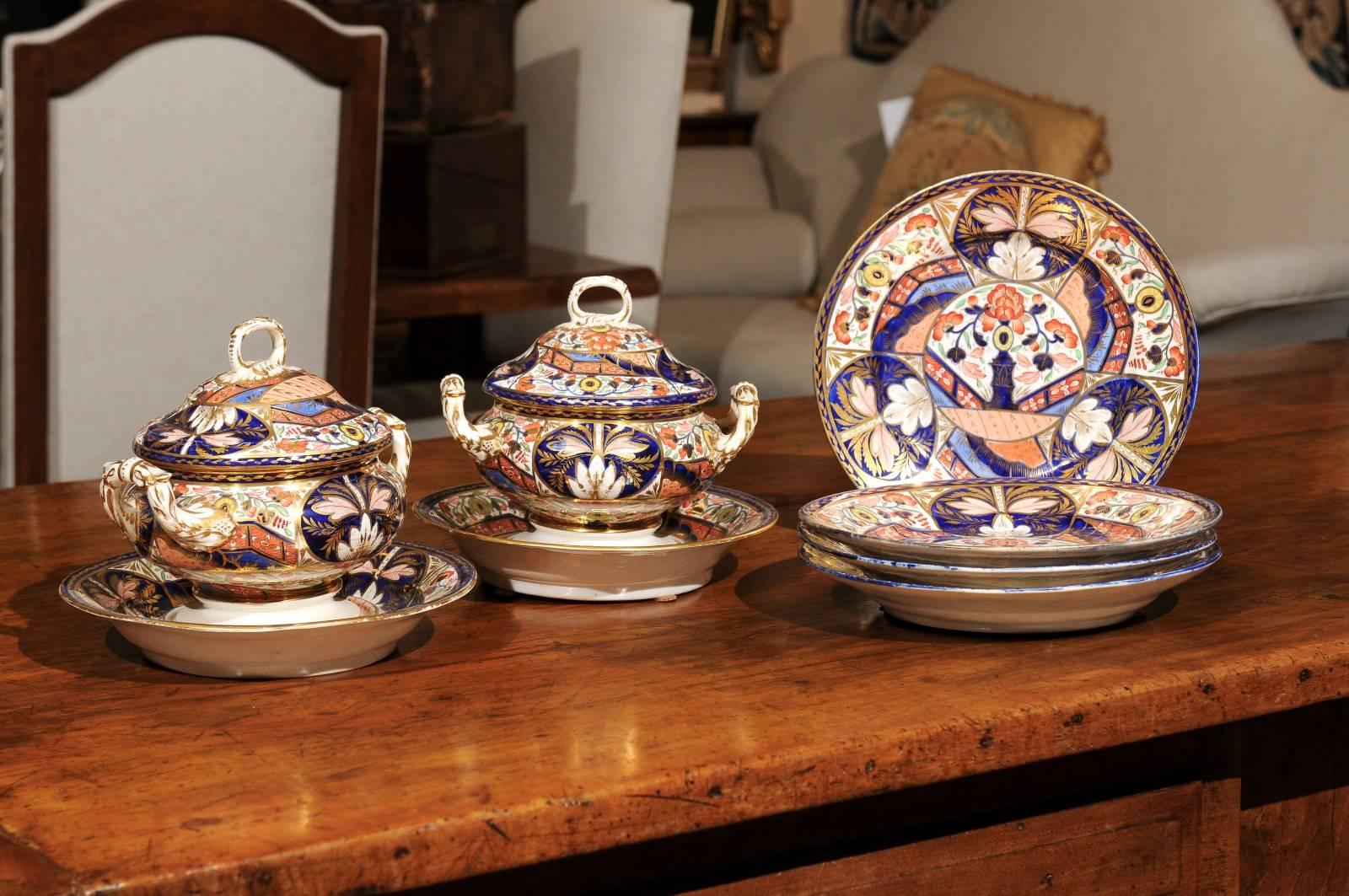 Pair of Derby sauce tureens with lid & underplate and 4 plates, England 19th Century. 10 piece set.