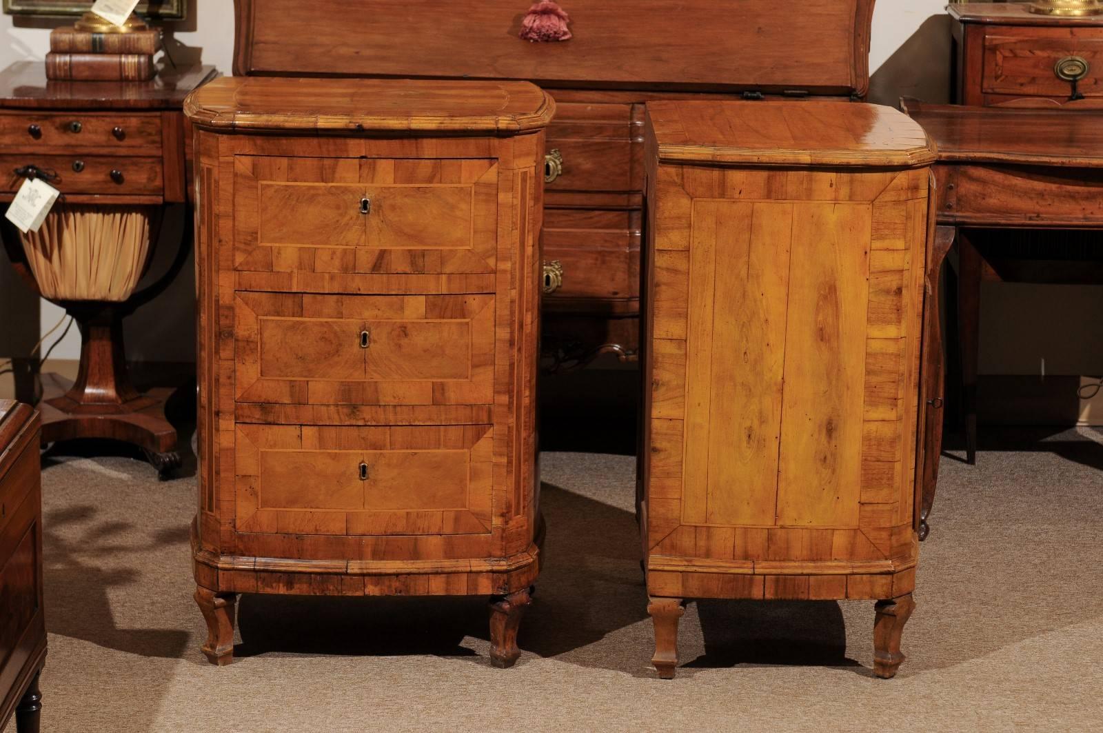 A pair of Italian matched walnut inlaid commodinis. One commodini with three drawers and the other with one drawer and cabinet. 

1. Commode is 22