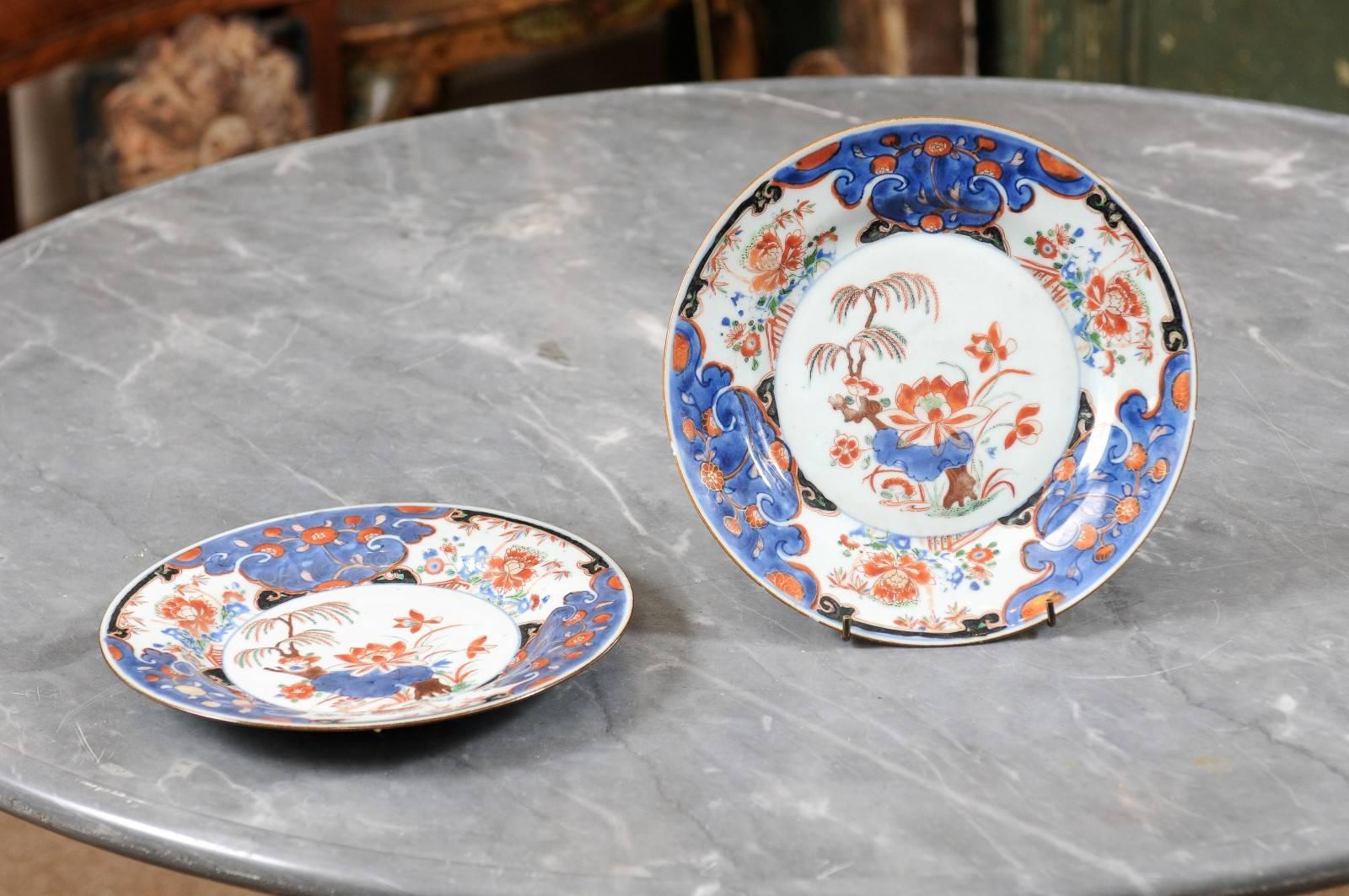 Paire d'assiettes Imari d'exportation chinoise du XVIIIe siècle, avec des motifs bleus, rouges, verts et noirs.
 