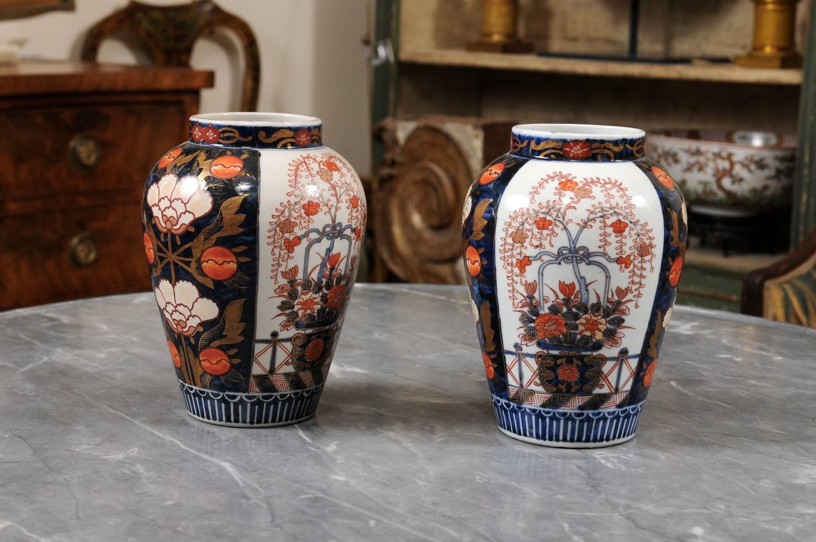Paar chinesische Export-Imari-Vasen, ca. 1780.
