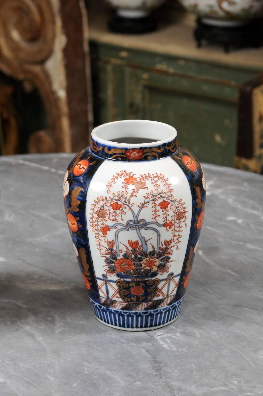 Paar chinesische Imari-Vasen für den Export, ca. 1780 (Glasiert) im Angebot