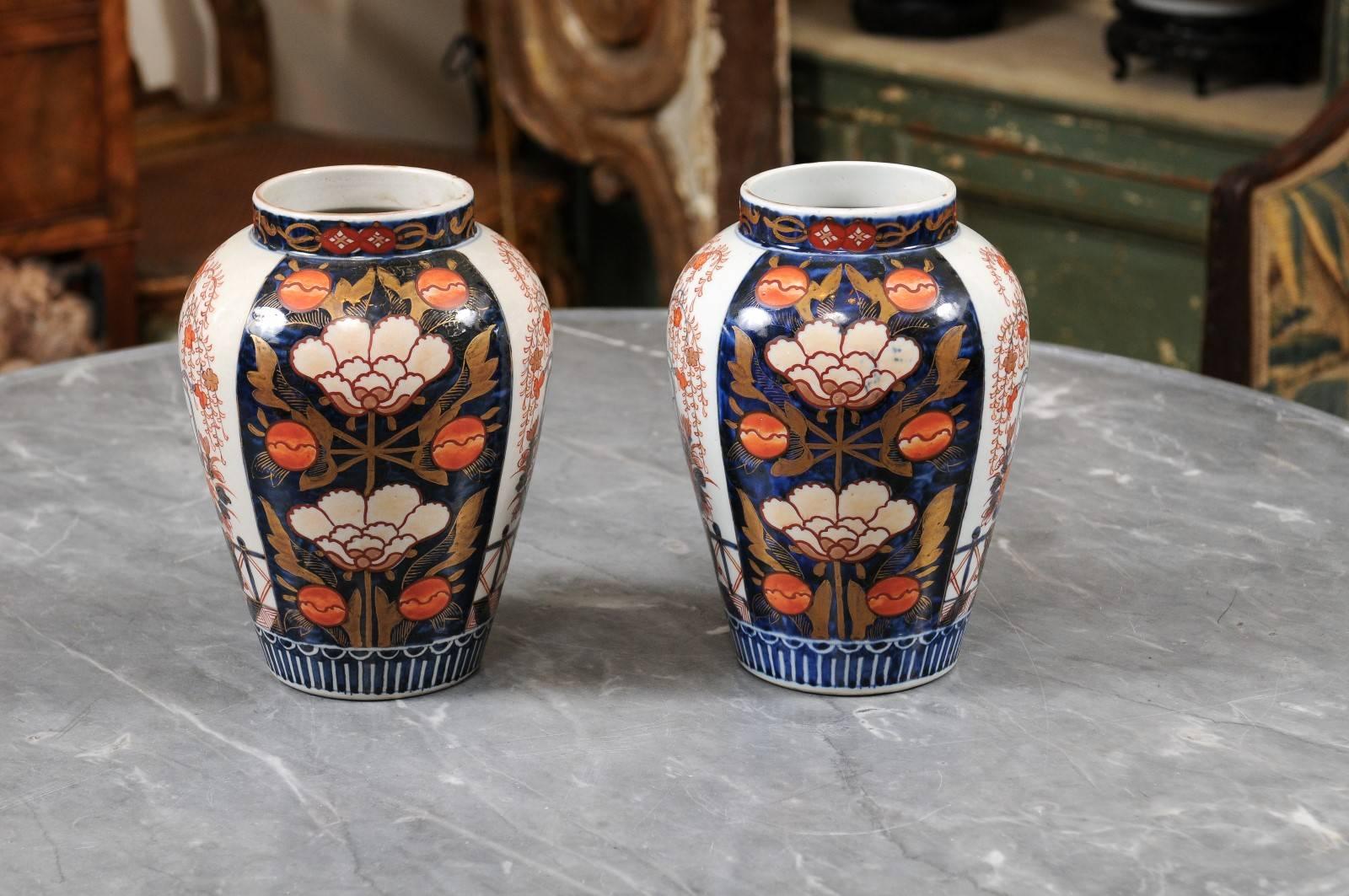 Paar chinesische Imari-Vasen für den Export, ca. 1780 (Porzellan) im Angebot