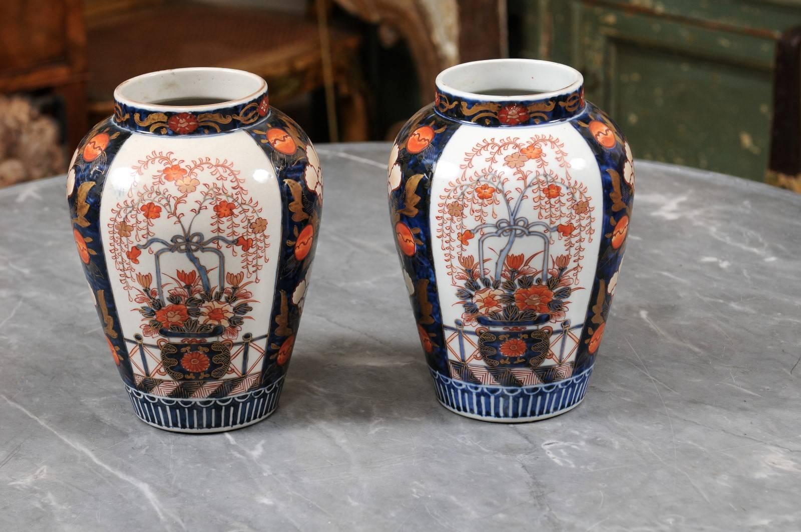 Paar chinesische Imari-Vasen für den Export, ca. 1780 im Angebot 1