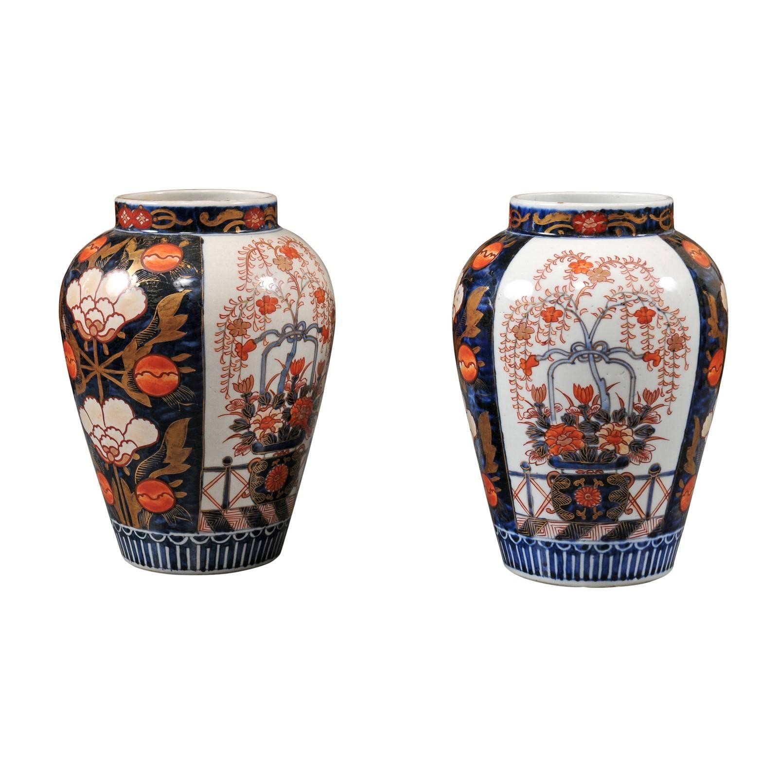 Paar chinesische Imari-Vasen für den Export, ca. 1780 im Angebot