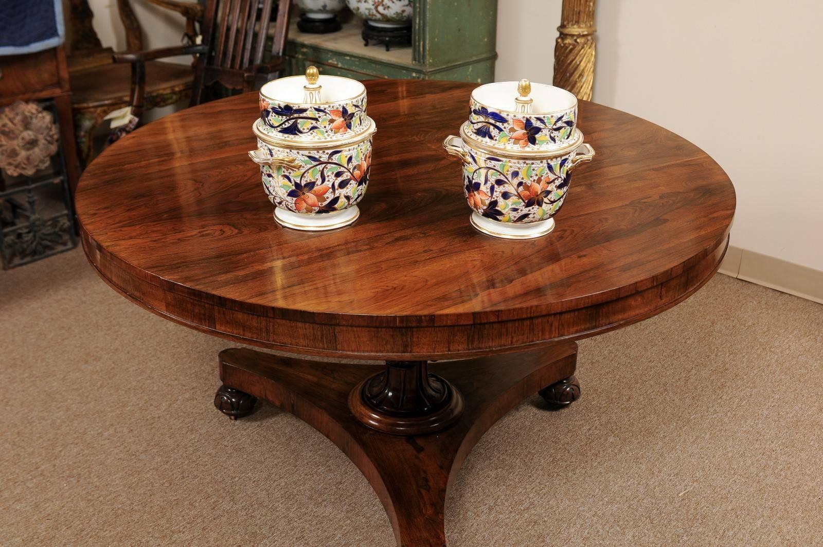 Neoclassico Coppia di rinfrescatori di frutta Derby inglesi del XIX secolo con coperchi e coperchi, 1815 ca. in vendita