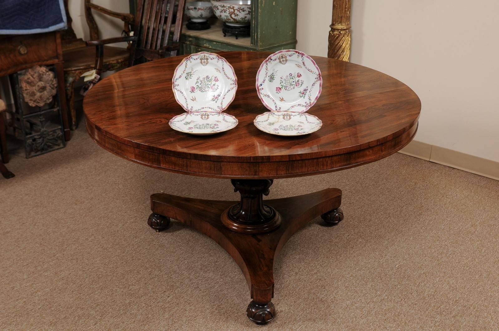Set von 4 chinesischen Export-Porzellantellern mit Blumendekoration und Wappenwappenkreuz (Chinesischer Export) im Angebot