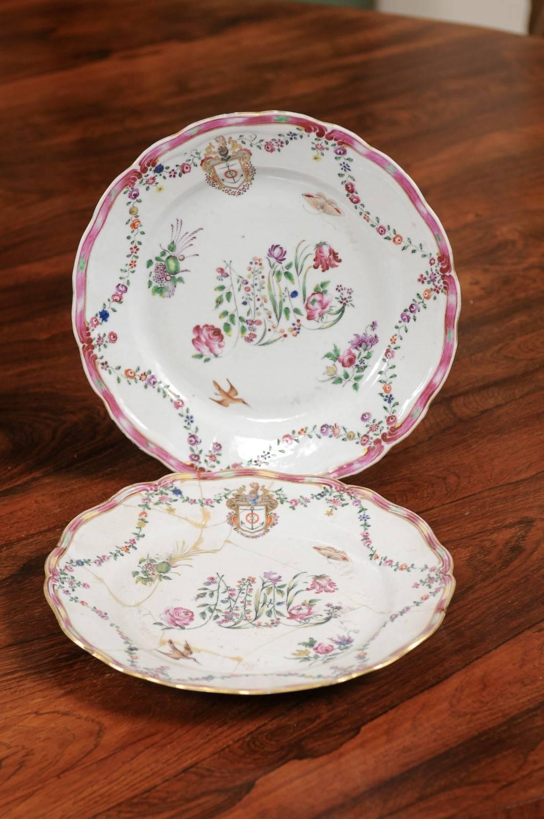 Set of 4 Chinese Export Porcelain Plates with Floral Decoration & Armorial Crest For Sale 1