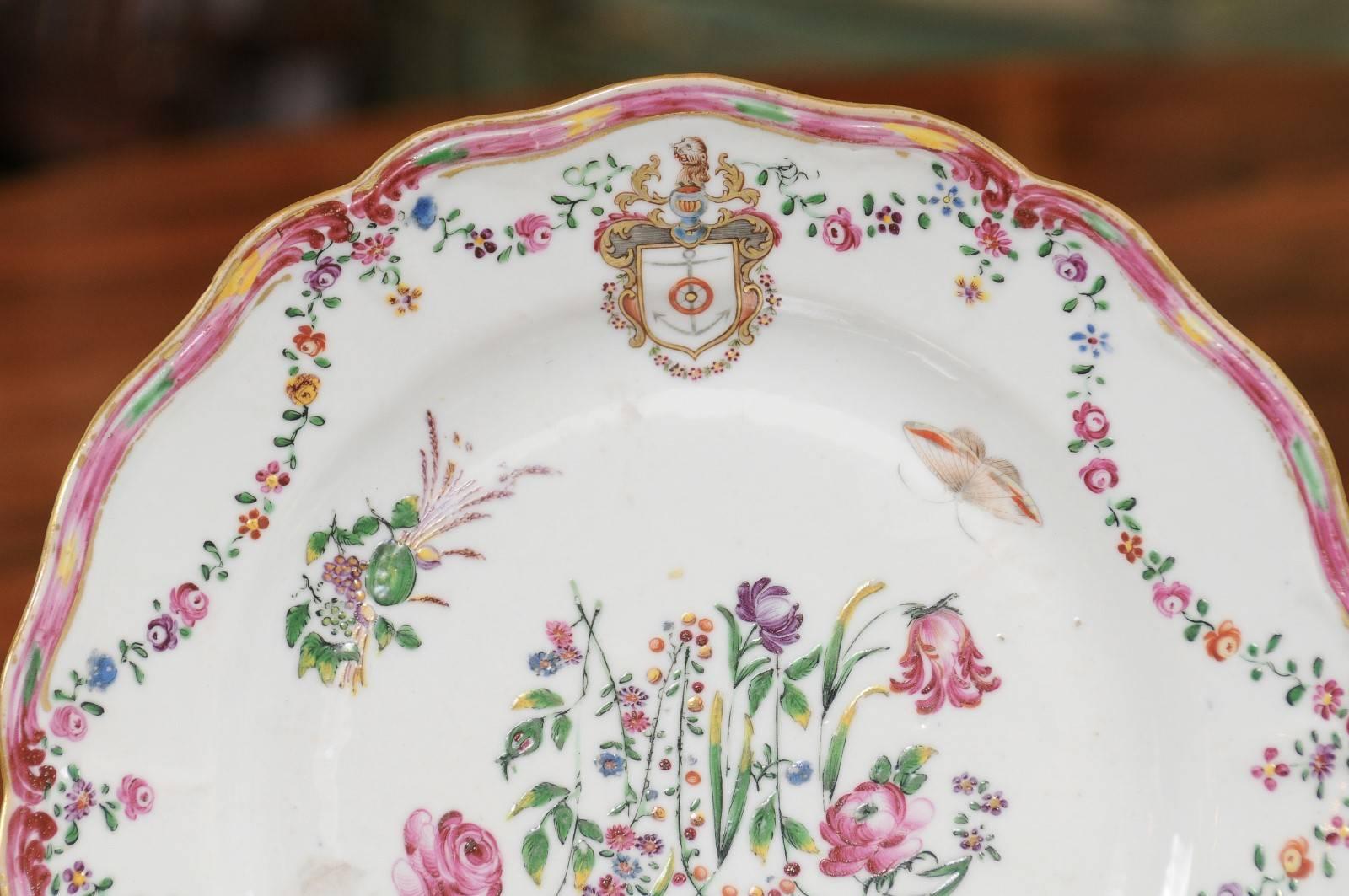 XVIIIe siècle Ensemble de 4 assiettes en porcelaine d'exportation chinoise à décor floral et écusson armorié en vente