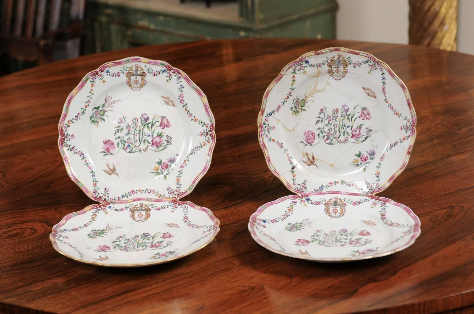 Porcelaine Ensemble de 4 assiettes en porcelaine d'exportation chinoise à décor floral et écusson armorié en vente