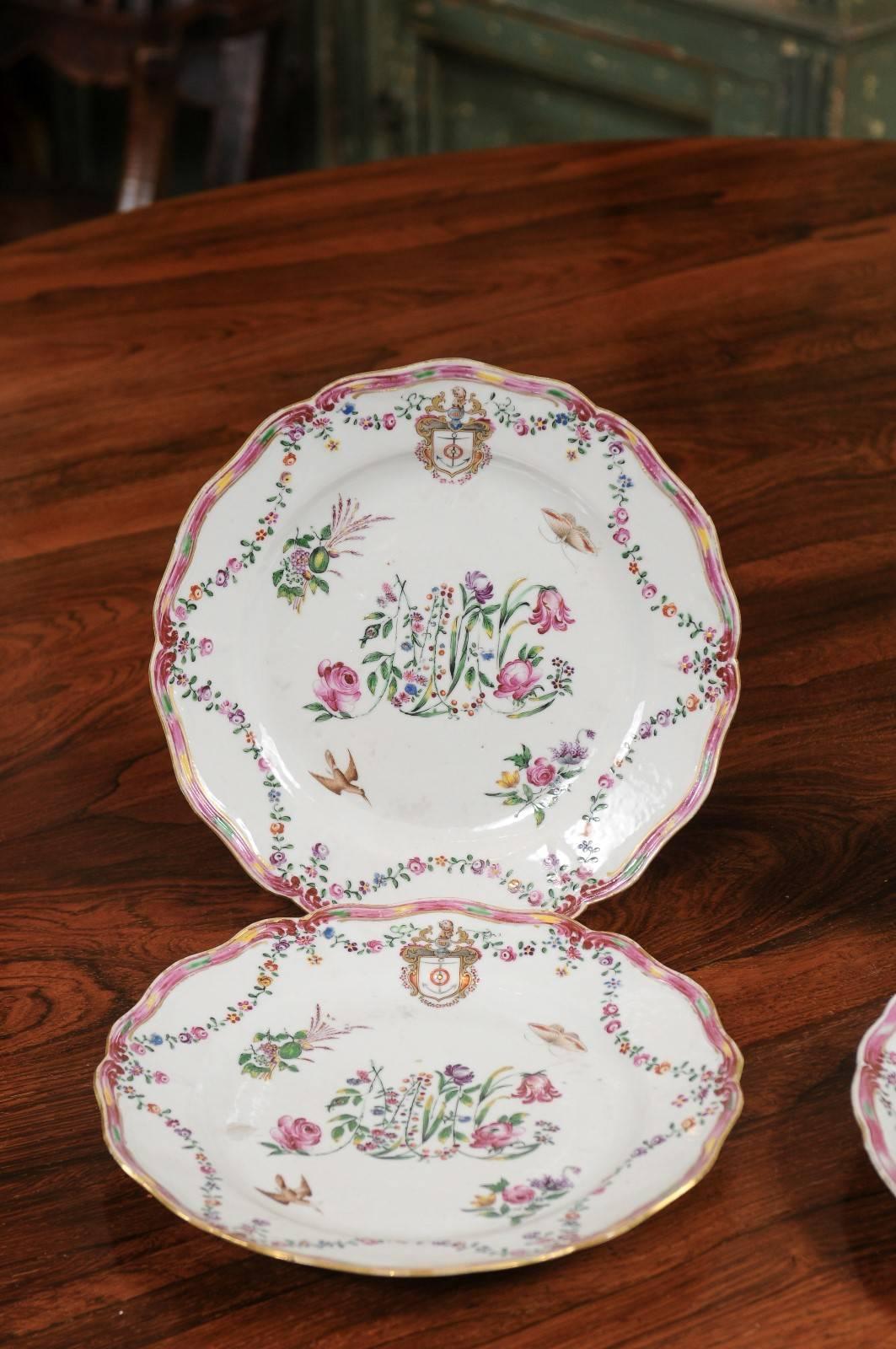 Ensemble de 4 assiettes en porcelaine d'exportation chinoise à décor floral et écusson armorié en vente 1