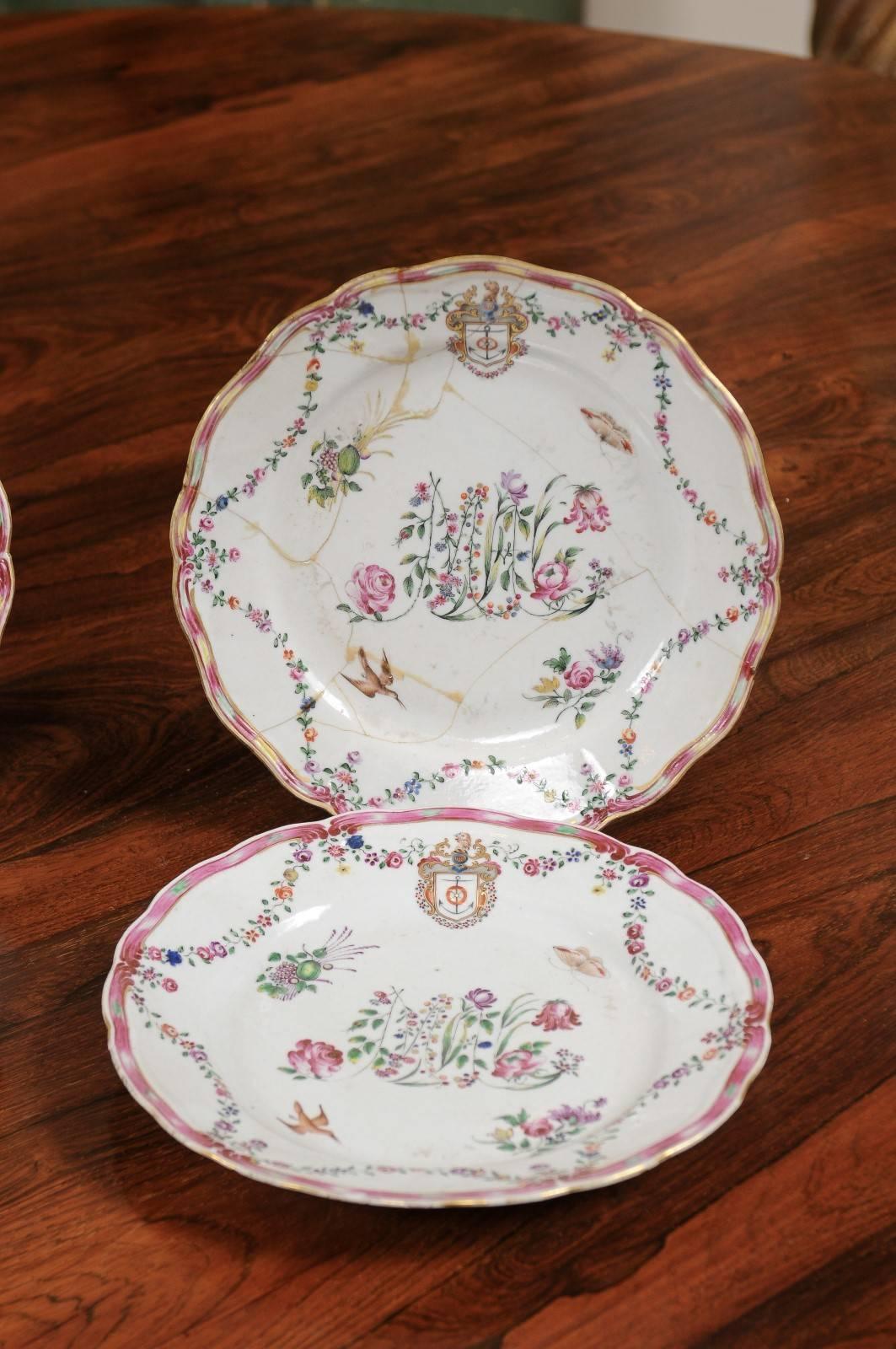 Set of 4 Chinese Export Porcelain Plates with Floral Decoration & Armorial Crest For Sale 5