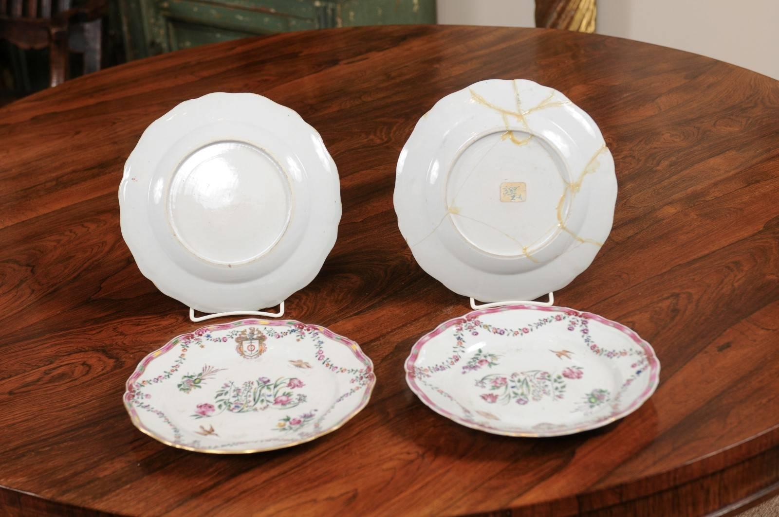 Ensemble de 4 assiettes en porcelaine d'exportation chinoise à décor floral et écusson armorié en vente 3