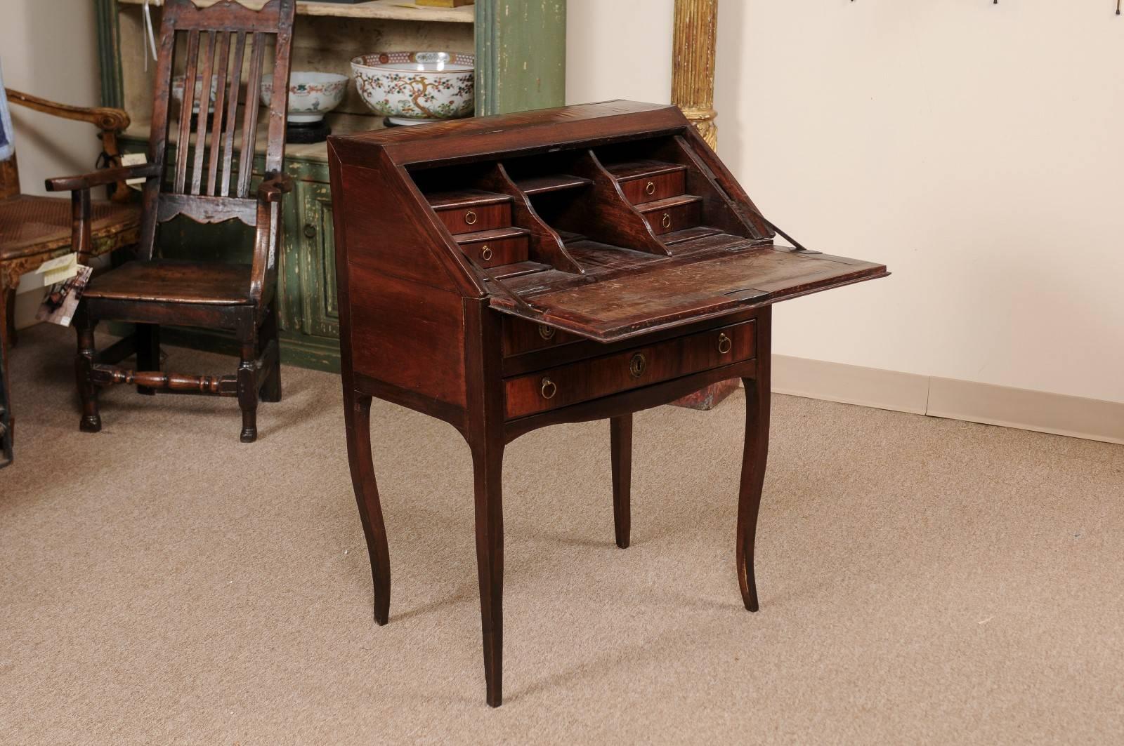 Petite Slant-Front Bureau in Kingwood with Fitted Interior & Leather Blotter In Good Condition For Sale In Atlanta, GA