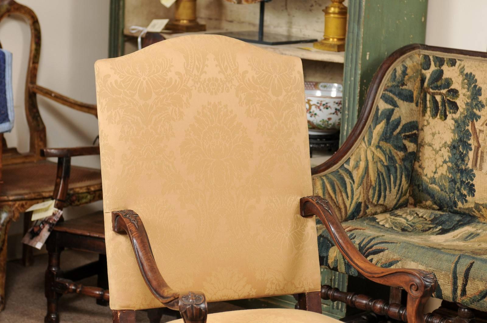 Regence Period Fauteuil in Walnut, France ca. 1720 In Good Condition For Sale In Atlanta, GA