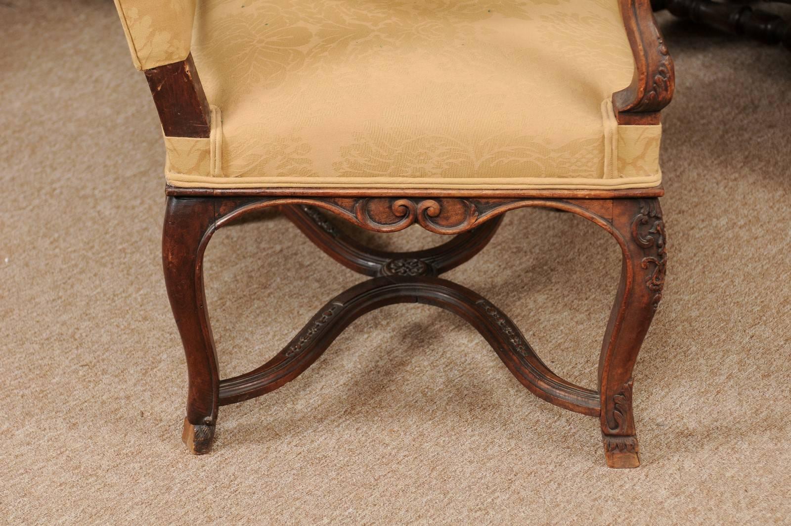 Regence Period Fauteuil in Walnut, France ca. 1720 For Sale 2