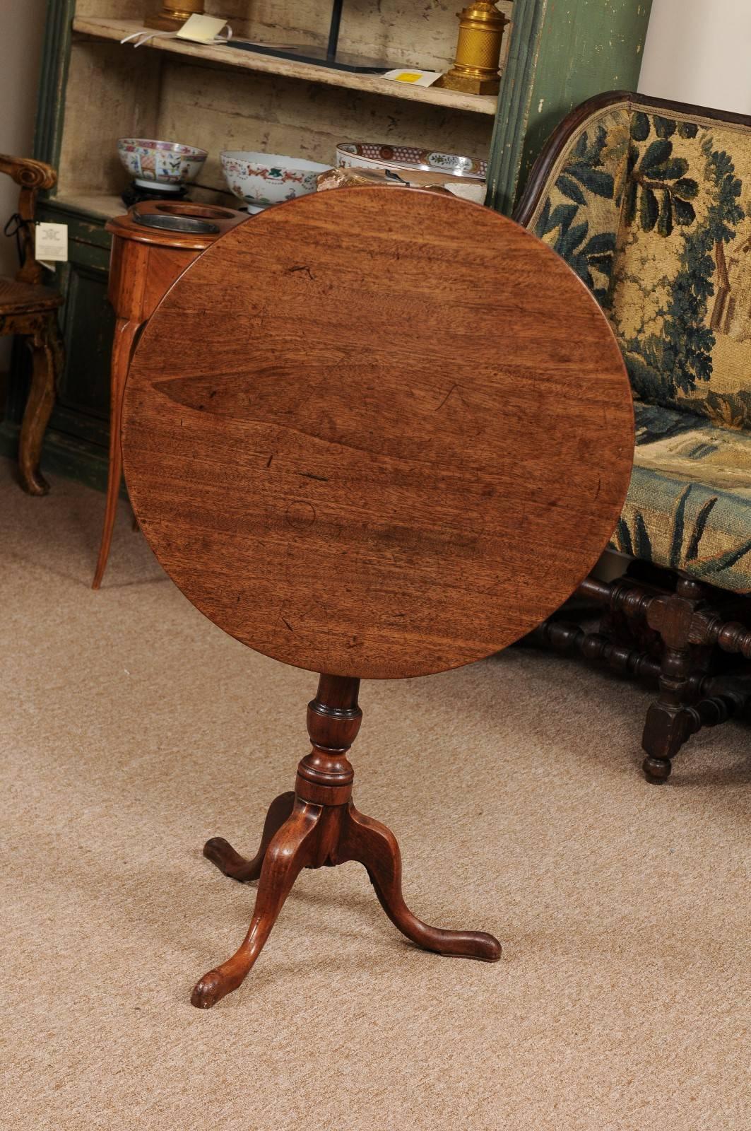 Tilt-top table in mahogany with tripod base terminating in pad feet, 18th century England.