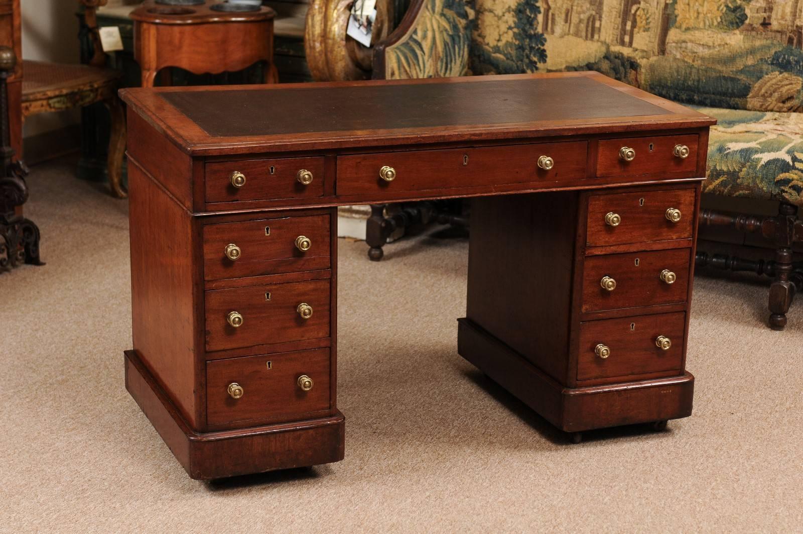 Mid-19th century English Kneehole desk in mahogany with leather top & 8 drawers.