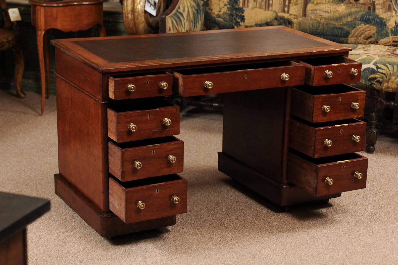 Mid-19th Century English Kneehole Desk in Mahogany with Leather Top & 8 Drawers In Good Condition In Atlanta, GA