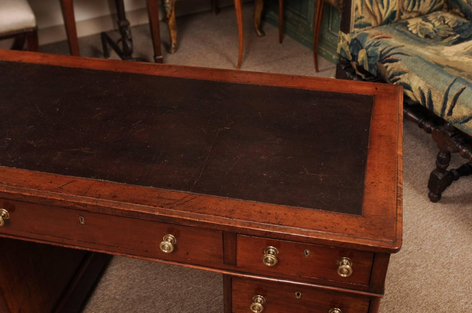 Mid-19th Century English Kneehole Desk in Mahogany with Leather Top & 8 Drawers 2