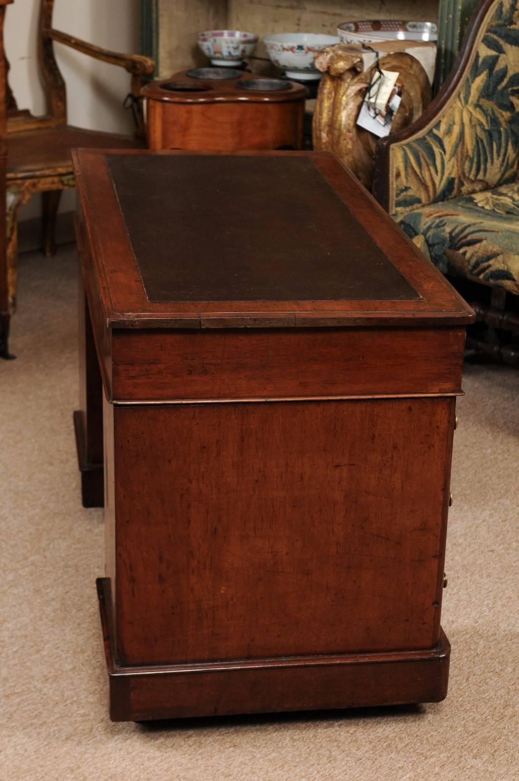 Mid-19th Century English Kneehole Desk in Mahogany with Leather Top & 8 Drawers 3