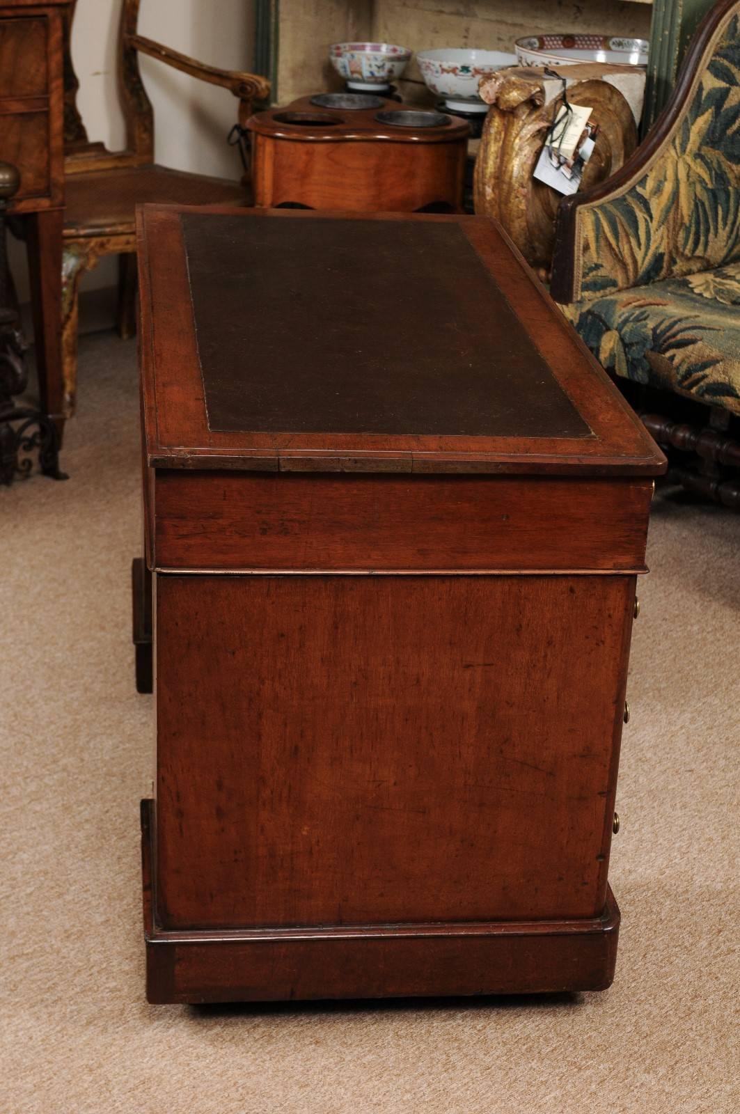 Mid-19th Century English Kneehole Desk in Mahogany with Leather Top & 8 Drawers 4
