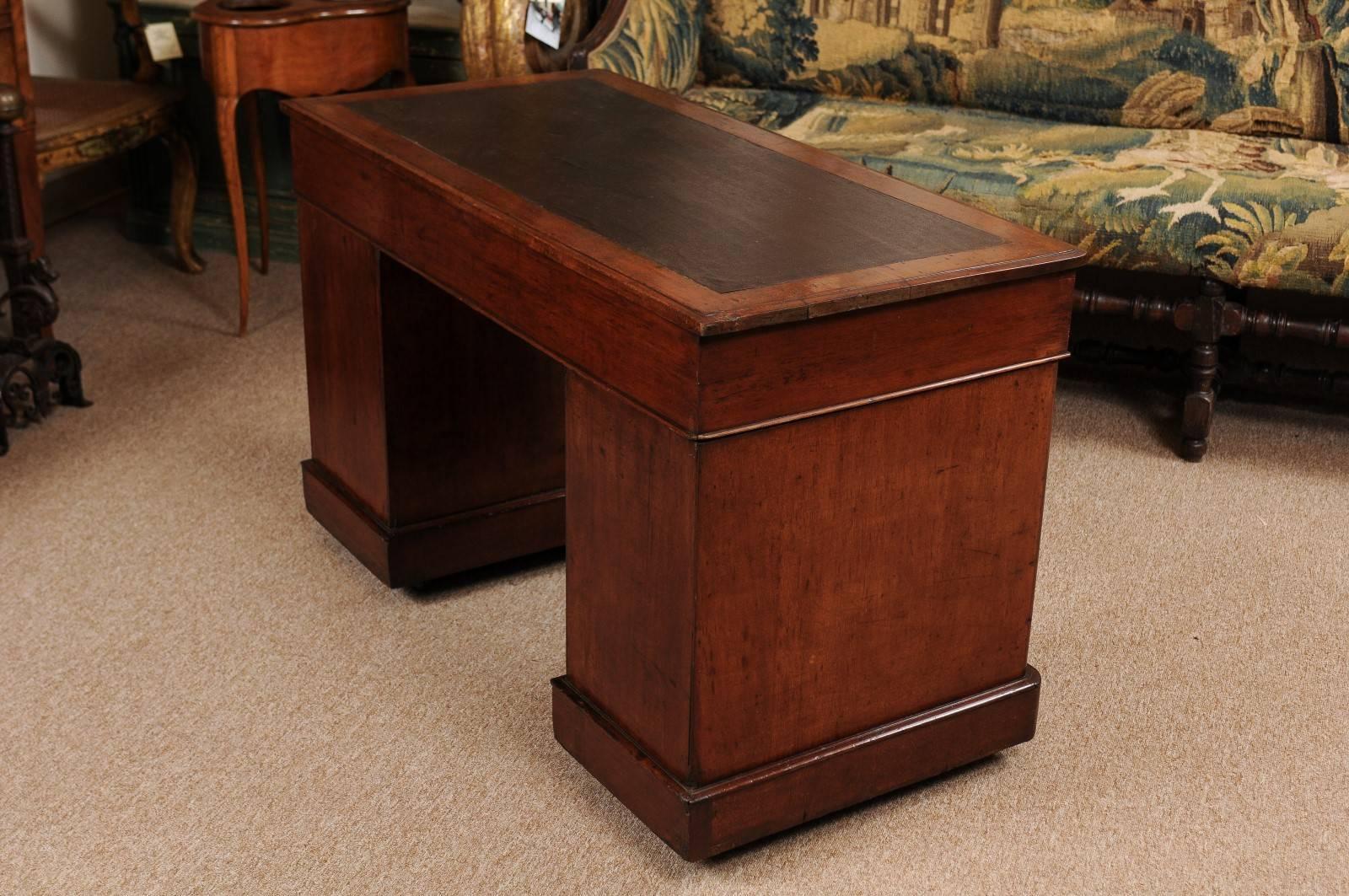 Mid-19th Century English Kneehole Desk in Mahogany with Leather Top & 8 Drawers 5