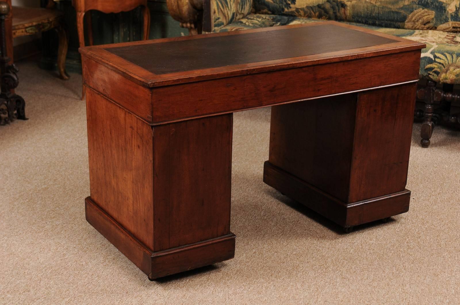 Mid-19th Century English Kneehole Desk in Mahogany with Leather Top & 8 Drawers 6