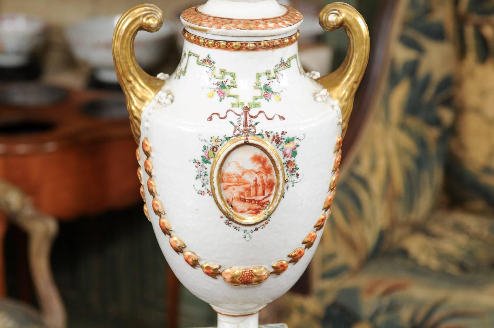 Urne à poignée de pistolet en porcelaine d'exportation chinoise du début du 19e siècle, utilisée comme lampe Bon état - En vente à Atlanta, GA