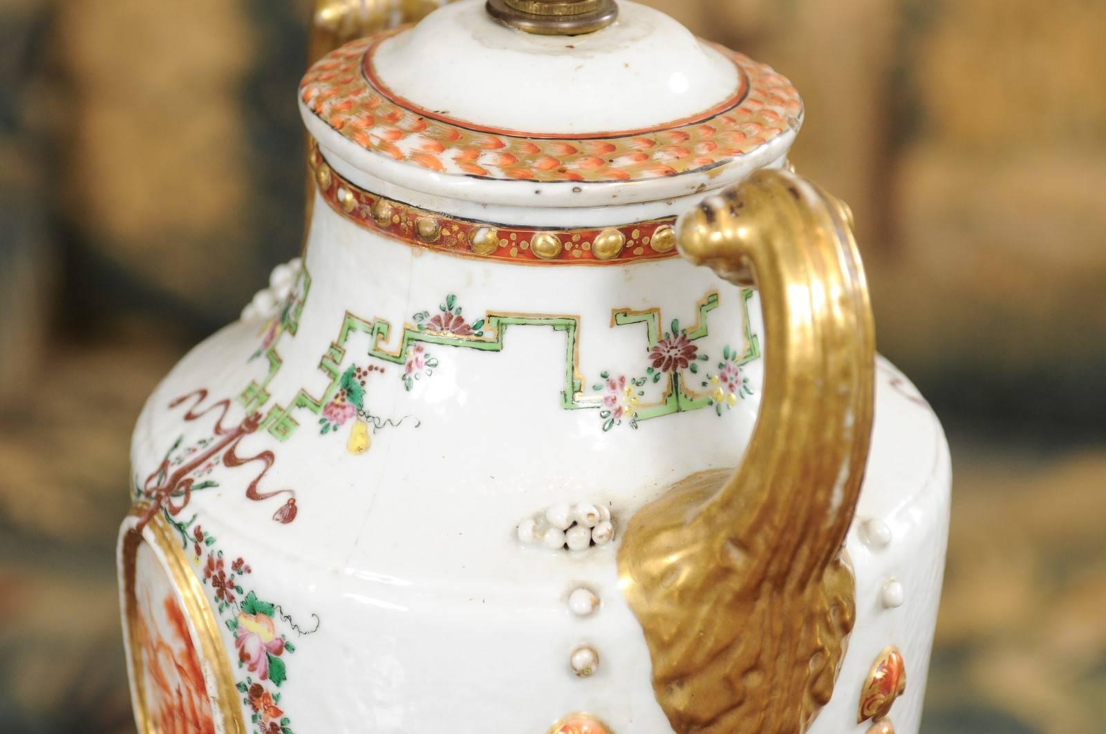 Urne à poignée de pistolet en porcelaine d'exportation chinoise du début du 19e siècle, utilisée comme lampe en vente 3