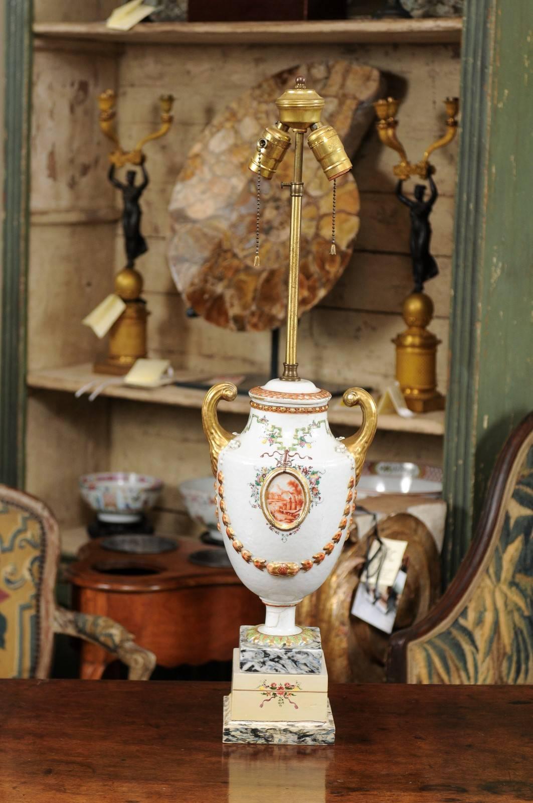 Chinesische Export-Porzellan-Urne mit Pistolengriff aus dem frühen 19. Jahrhundert, verkabelt als Lampe.