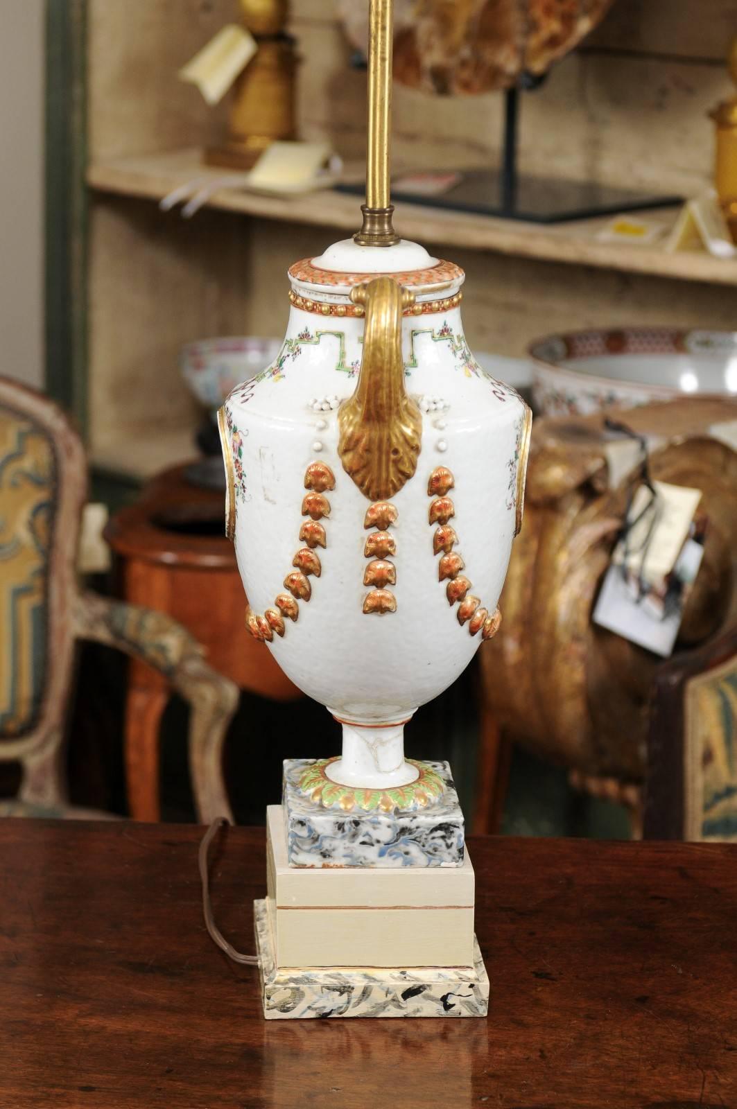 Porcelaine Urne à poignée de pistolet en porcelaine d'exportation chinoise du début du 19e siècle, utilisée comme lampe en vente
