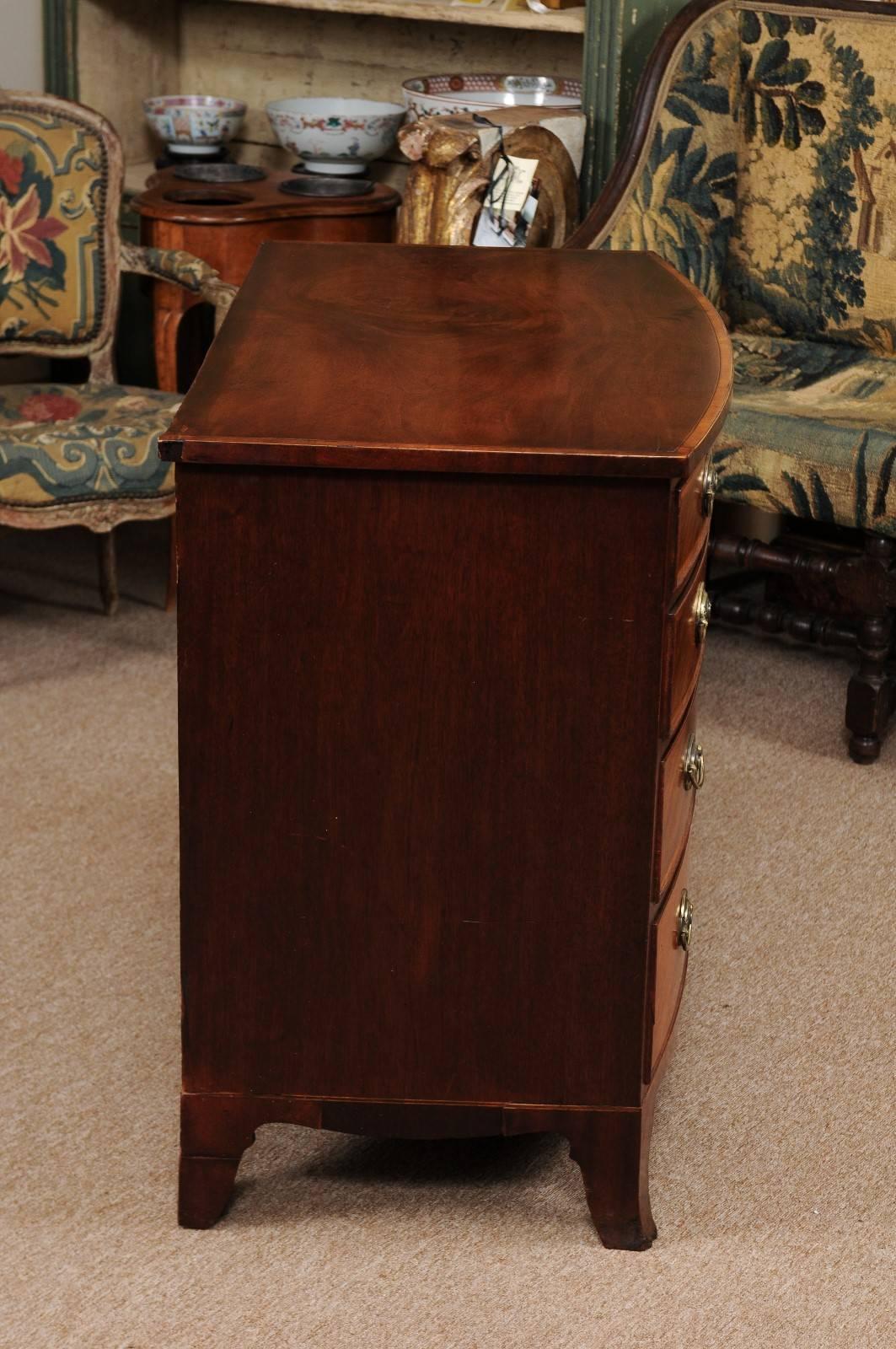 Early 19th Century English Sheraton Bowfront Chest with Splay Feet For Sale 4