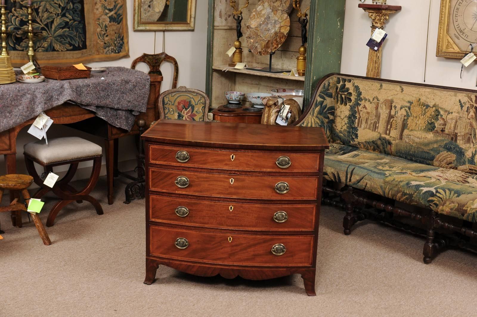 Early 19th Century English Sheraton Bowfront Chest with Splay Feet In Good Condition For Sale In Atlanta, GA