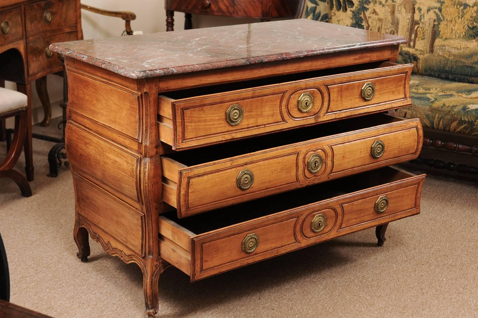 Marmo Commode francese Luigi XV del XVIII secolo in legno di frutto con piano in marmo in vendita